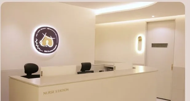 U&U整形外科診所護理站與單人專用術後休息室外走廊