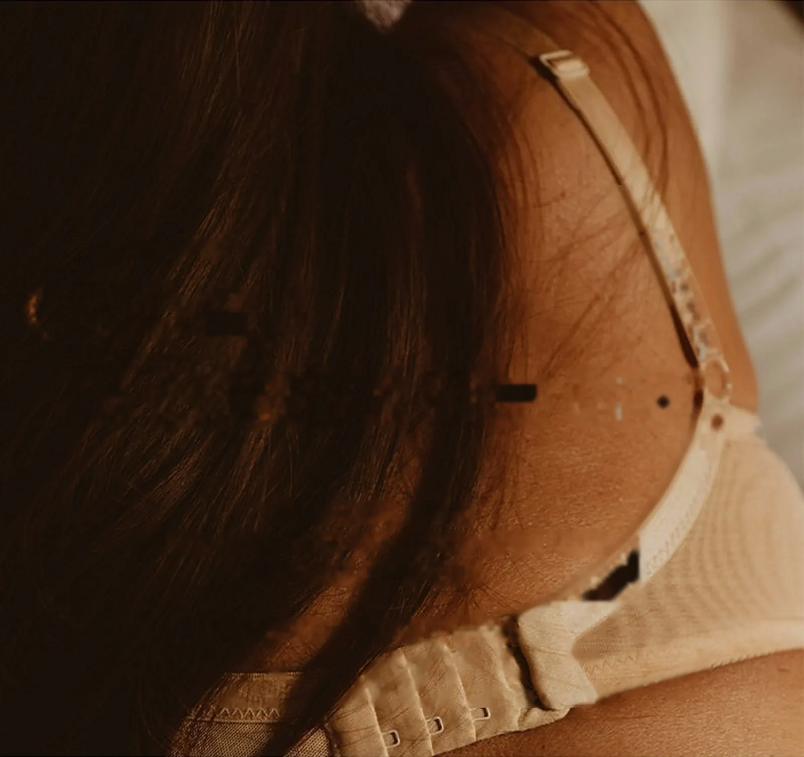 內衣背扣特寫的女性背影