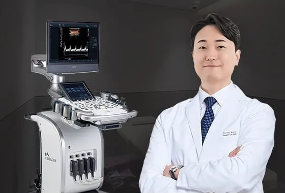 站在超音波設備旁的乳房外科專科醫師